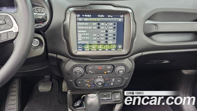 Jeep Renegade 2023 — ფოტო 14/20