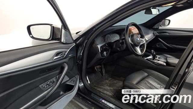 BMW 5 Series 2019 — фото 10 из 20