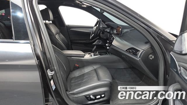 BMW 5 Series 2019 — фото 11 из 20