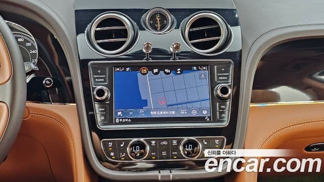 Bentley Bentayga 2018 — фото 14 из 20