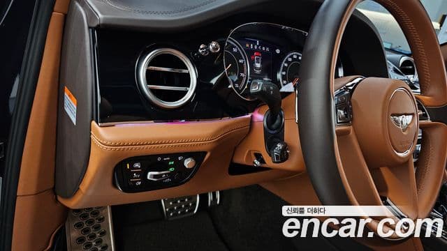 Bentley Bentayga 2018 — фото 16 из 20
