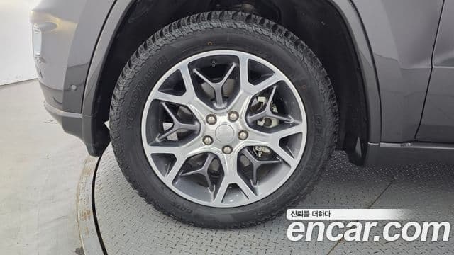 Jeep Grand Cherokee 2021 — ფოტო 5/20