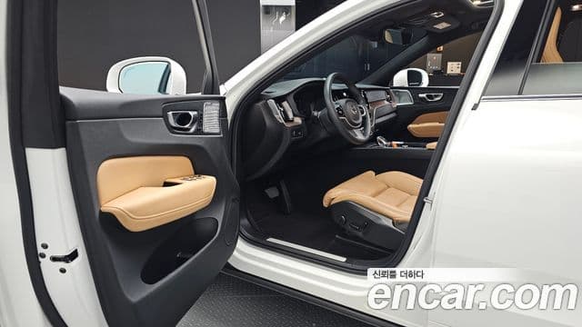 Volvo XC60 2021 — фото 10 из 20