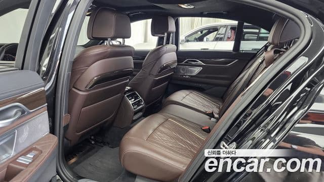 BMW 7 Series 2021 — Photo 17/35