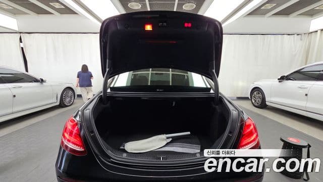 Mercedes-Benz E-Class 2019 — фото 20 из 20