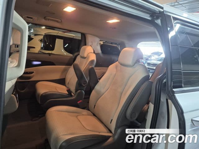 Kia Carnival 2022 — фото 14 из 20
