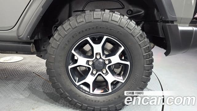 Jeep Wrangler 2019 — ფოტო 20/28
