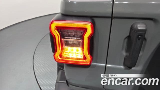 Jeep Wrangler 2019 — ფოტო 8/28
