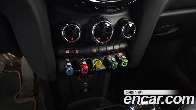 Mini Cooper Electric 2023 — ფოტო 29/30