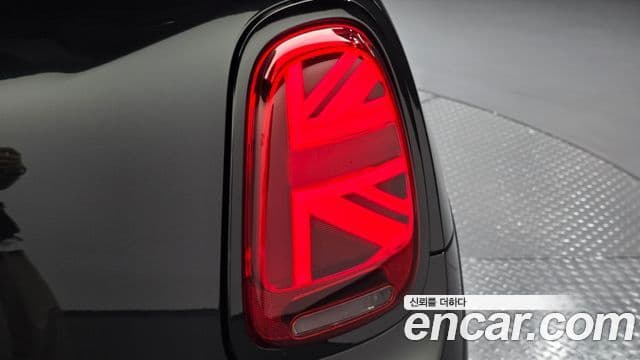 Mini Cooper Electric 2023 — ფოტო 18/30