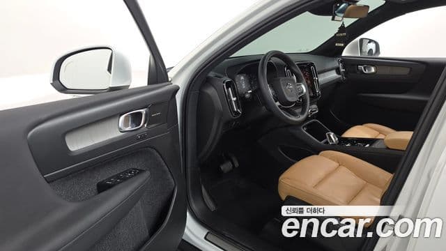Volvo XC40 2022 — фото 10 из 20