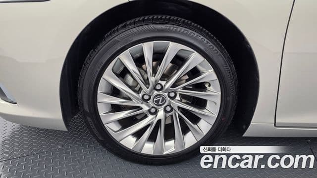 Lexus ES300h 2019 — ფოტო 5/20
