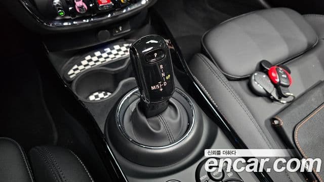 Mini Cooper Clubman 2023 — Şəkil 29/34