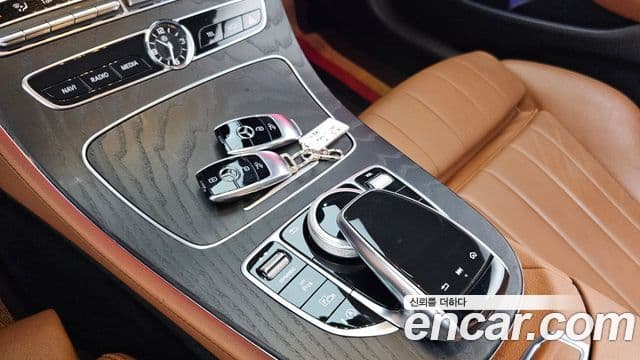 Mercedes-Benz E-Class 2020 — ფოტო 17/20