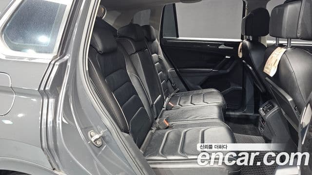 Volkswagen Tiguan 2018 — ფოტო 11/20