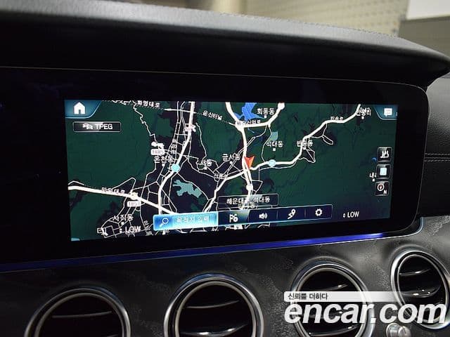 Mercedes-Benz E-Class 2022 — ფოტო 4/20