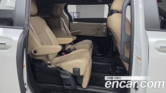 Toyota Sienna 2023 — фото 12 из 20