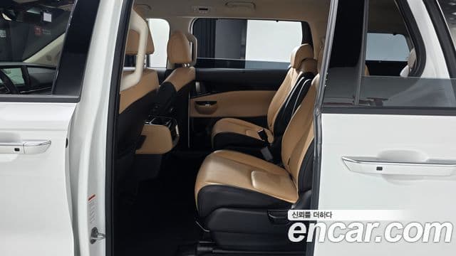 Kia Carnival 2023 — фото 12 из 20