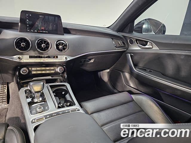 Kia Stinger 2018 — фото 8 из 20