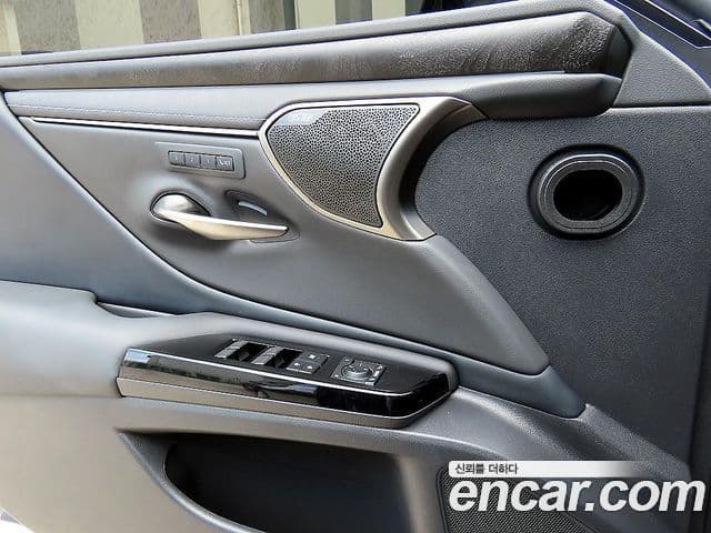 Lexus ES300h 2024 — фото 12 из 20