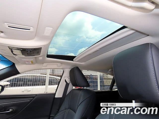 Lexus ES300h 2024 — ფოტო 16/20
