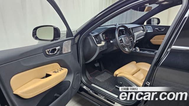 Volvo XC60 2019 — ფოტო 10/20
