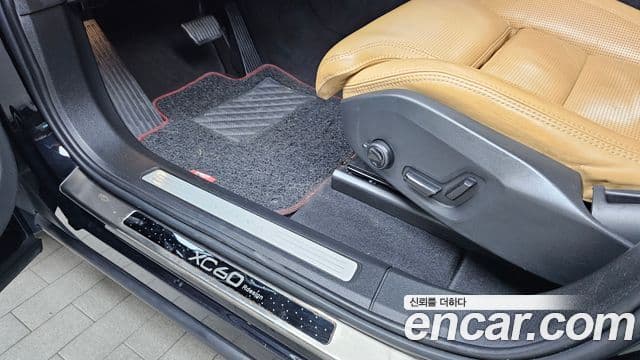 Volvo XC60 2019 — ფოტო 19/20