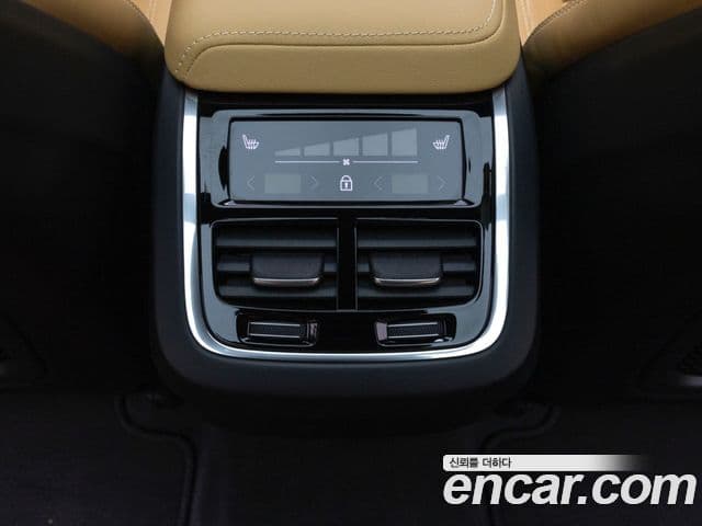 Volvo XC60 2024 — ფოტო 18/19