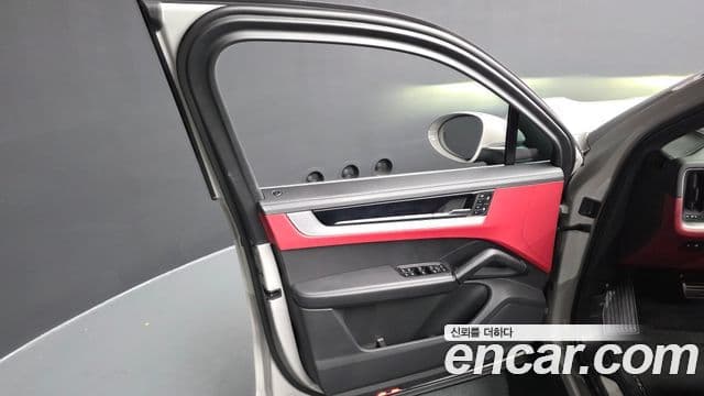 Porsche Cayenne 2023 — Photo 4/39