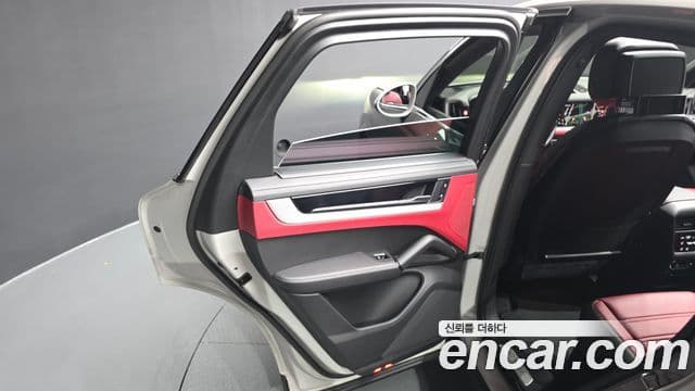 Porsche Cayenne 2023 — Photo 37/39