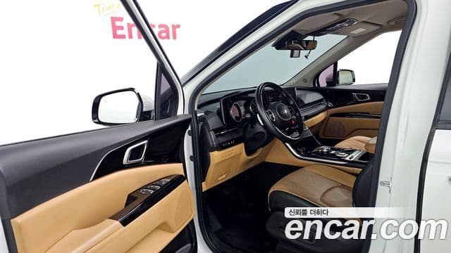 Kia Carnival 2021 — фото 10 из 20