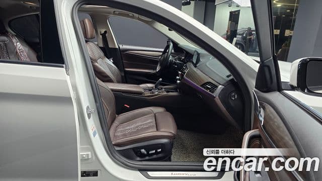 BMW 5 Series 2018 — ფოტო 11/20