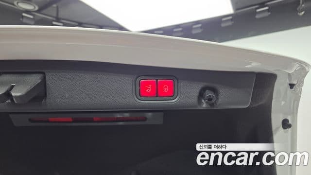 Mercedes-Benz E-Class 2023 — ფოტო 17/20