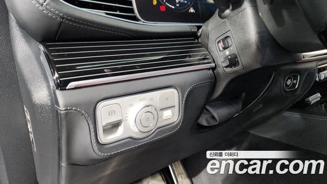 Mercedes-Benz GLS-Class 2023 — Photo 35/42