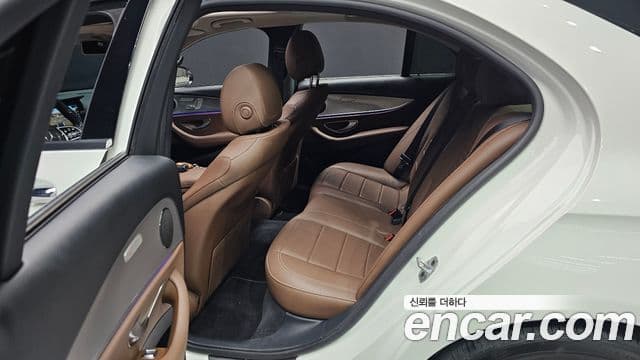 Mercedes-Benz E-Class 2019 — фото 13 из 20