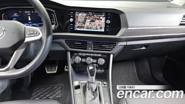 Volkswagen Jetta 2023 — ფოტო 13/20