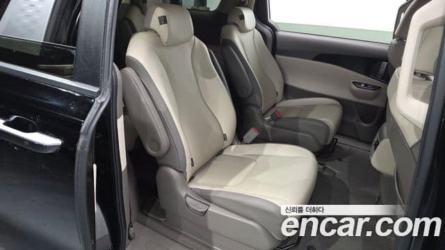 Kia Carnival 2021 — фото 11 из 20