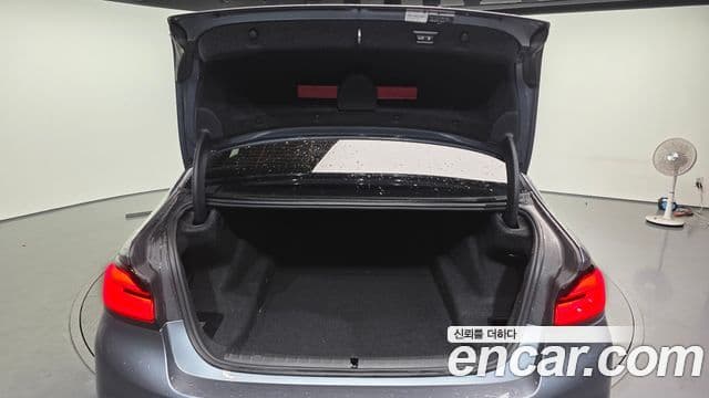 BMW 5 Series 2018 — ფოტო 20/20