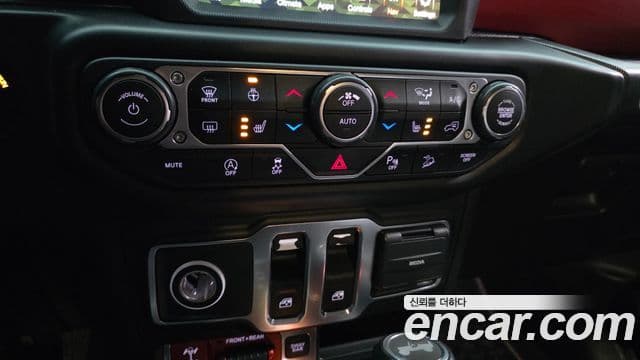 Jeep Wrangler 2020 — Şəkil 19/20