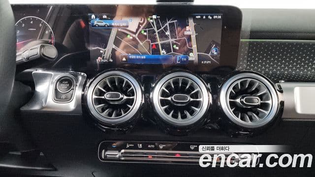 Mercedes-Benz GLB-Class 2025 — фото 12 из 20