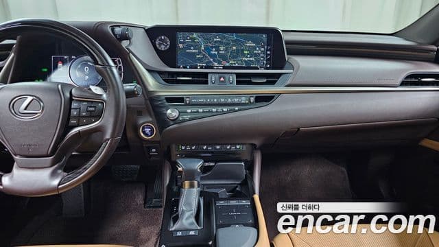 Lexus ES300h 2021 — ფოტო 19/20