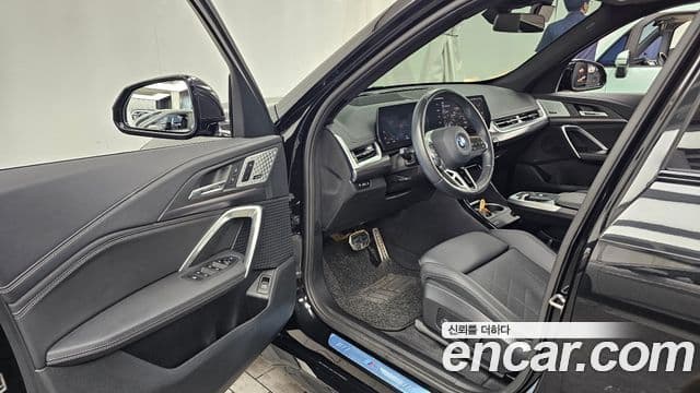 BMW iX1 2023 — ფოტო 14/35