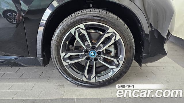 BMW iX1 2023 — ფოტო 16/35