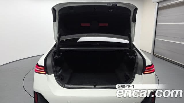 BMW 5 Series 2025 — Photo 18/32