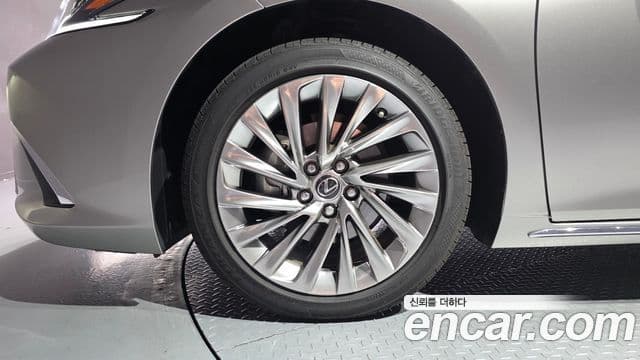Lexus ES300h 2025 — ფოტო 24/33