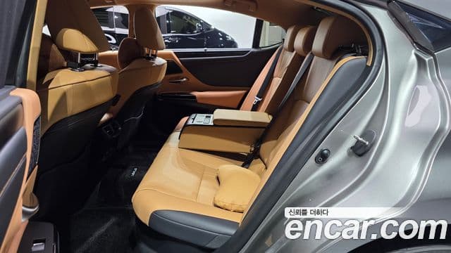 Lexus ES300h 2025 — ფოტო 23/33