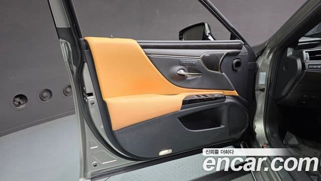 Lexus ES300h 2025 — ფოტო 15/33