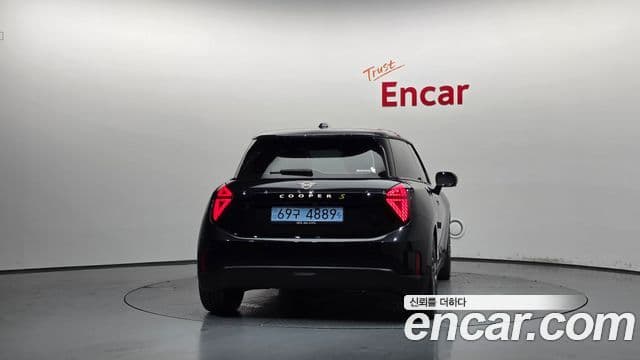 Mini Cooper Electric 2024 — ფოტო 26/31