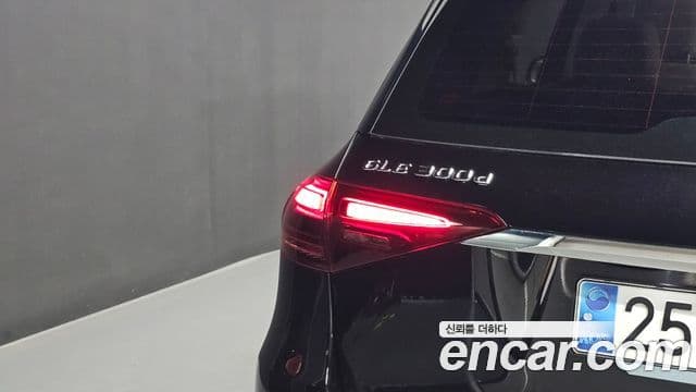 Mercedes-Benz GLE-Class 2023 — Photo 2/38