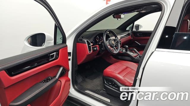 Porsche Cayenne 2022 — Photo 16/34